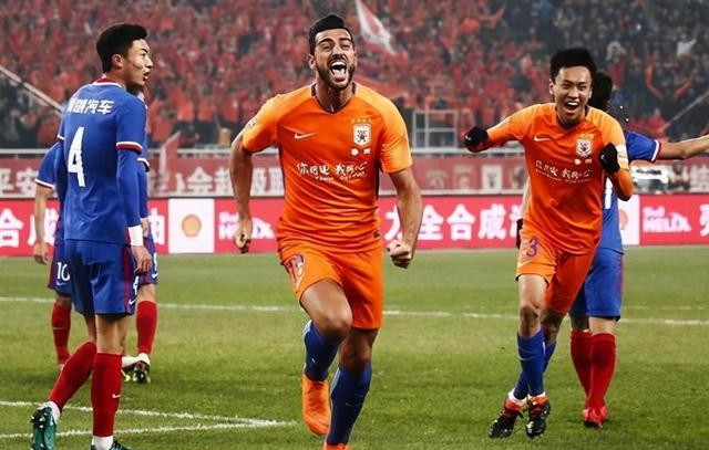 重庆斯威对阵山东鲁能，激烈角逐赛场瞬间